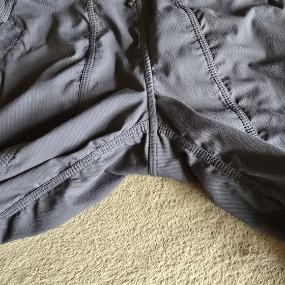 Lululemon Studio Crop dark grey unlined size 4 - Picture 10 of 11